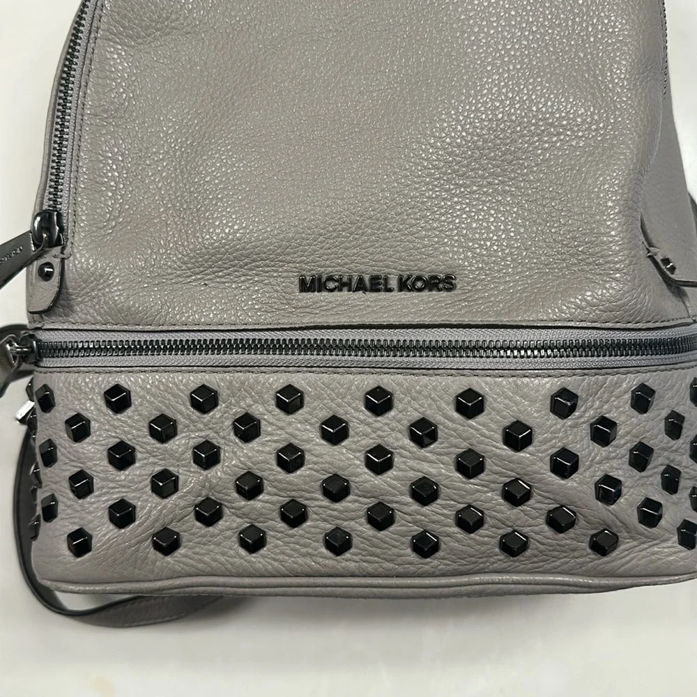 Michael Kors Rhea, elephant gray backpack bag with gunmetal zippers - Picture 2 of 14
